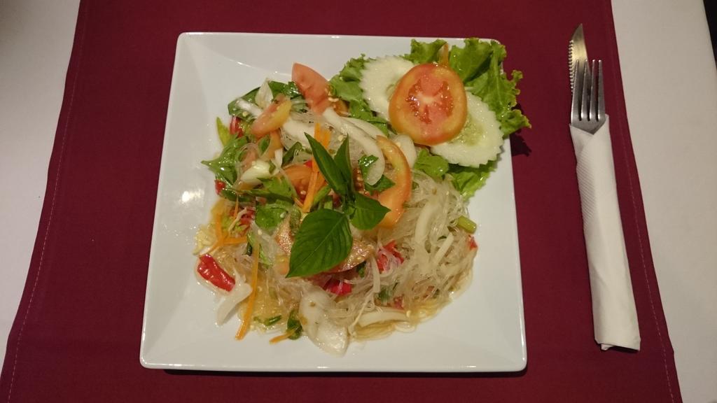 Bellmans Restaurant & Guesthouse Karon Bagian luar foto