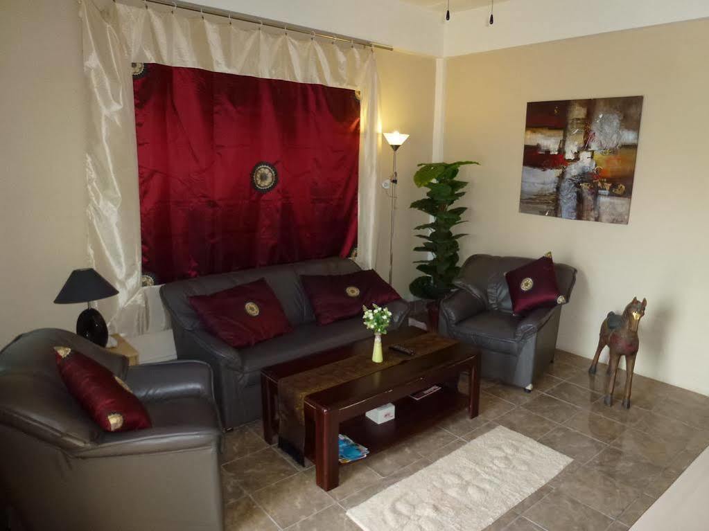 Bellmans Restaurant & Guesthouse Karon Bagian luar foto