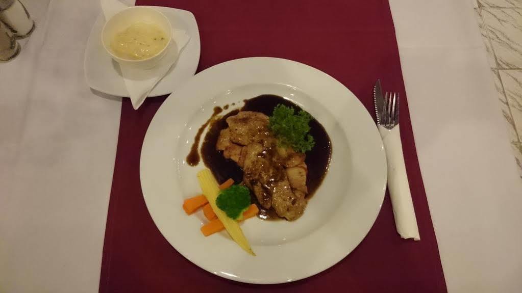 Bellmans Restaurant & Guesthouse Karon Bagian luar foto