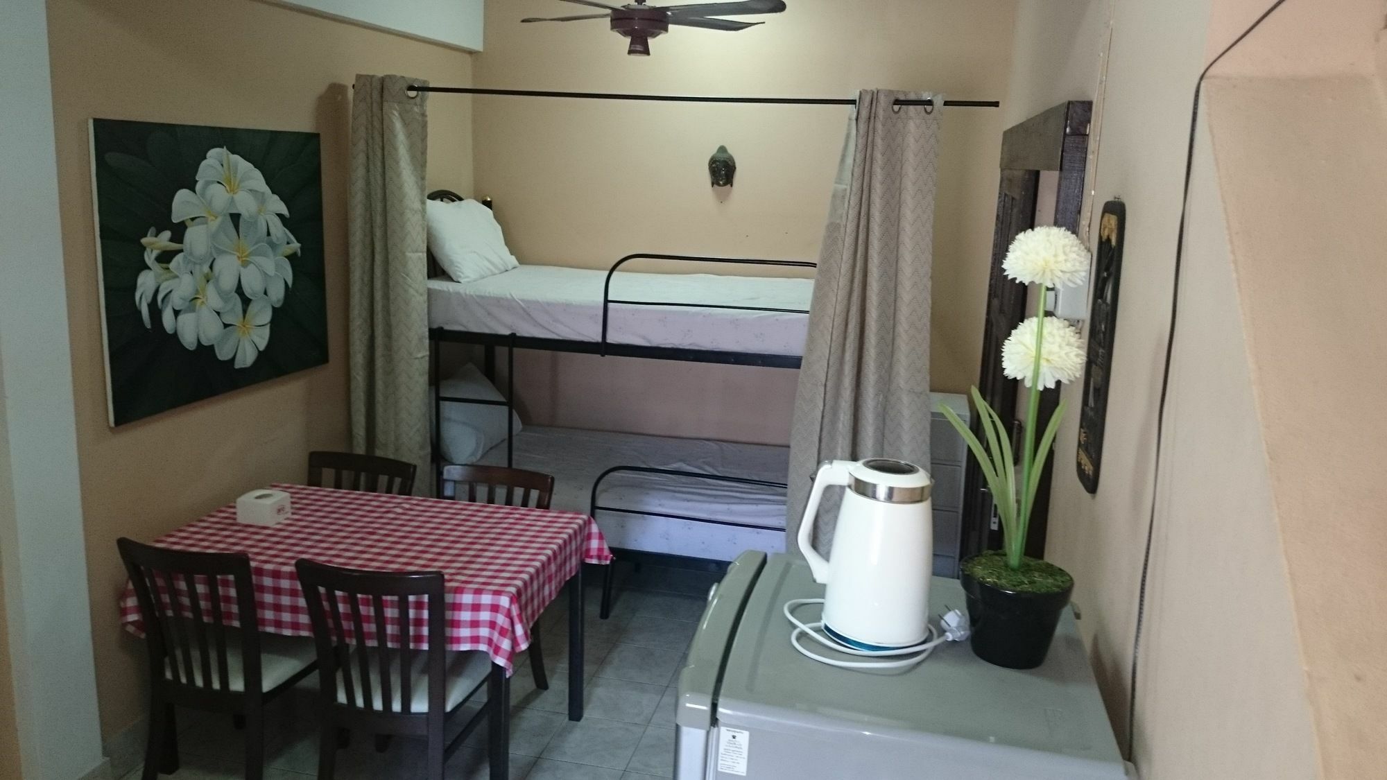 Bellmans Restaurant & Guesthouse Karon Bagian luar foto
