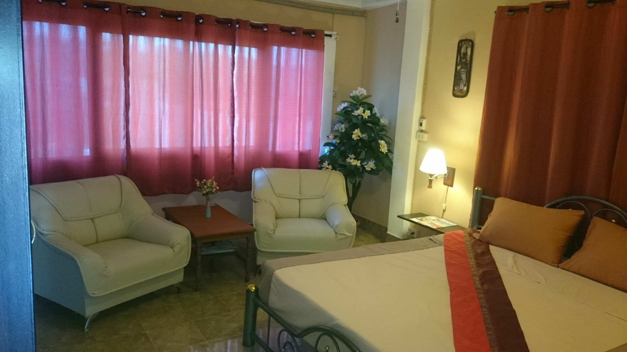 Bellmans Restaurant & Guesthouse Karon Bagian luar foto