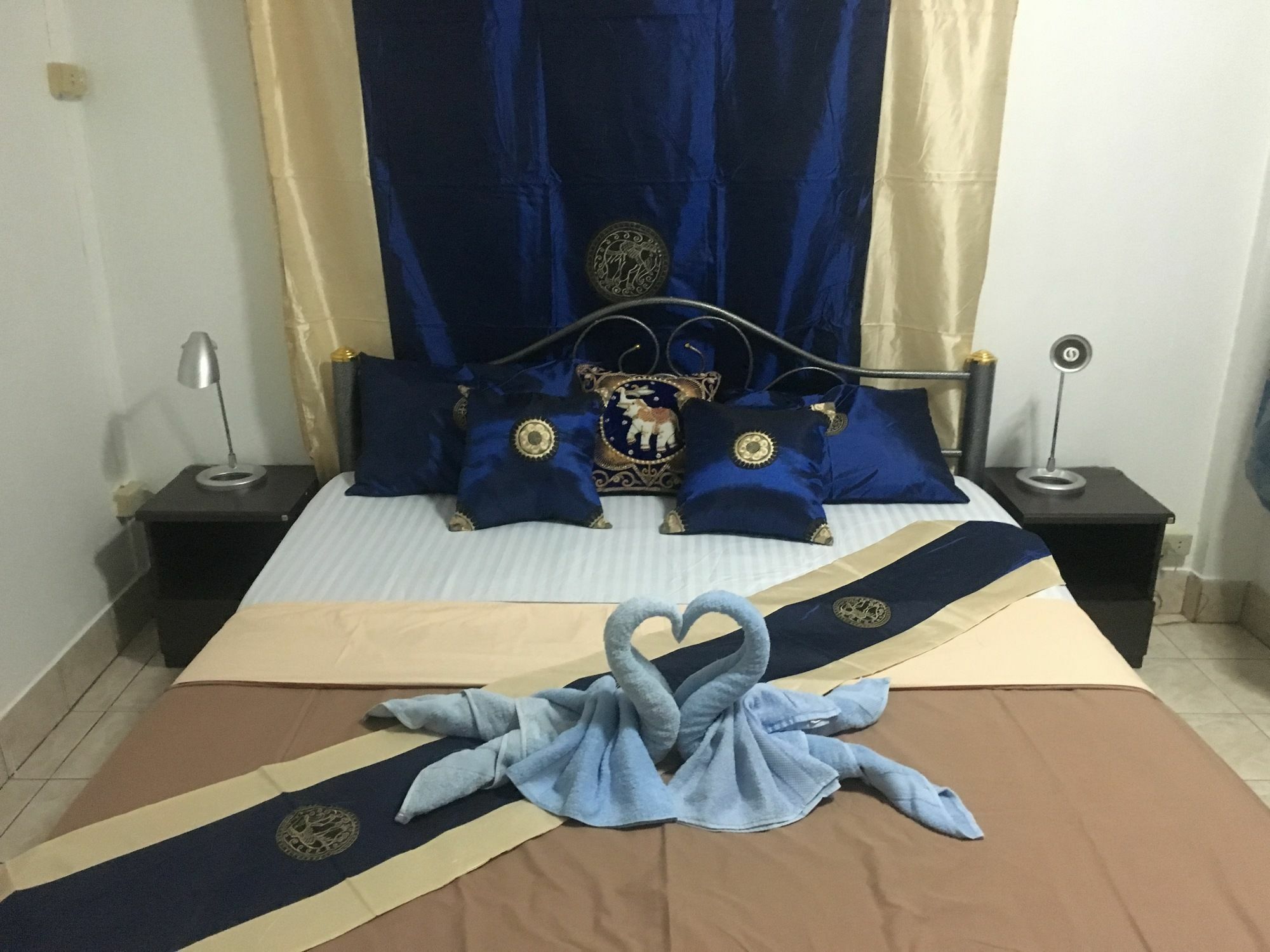 Bellmans Restaurant & Guesthouse Karon Bagian luar foto