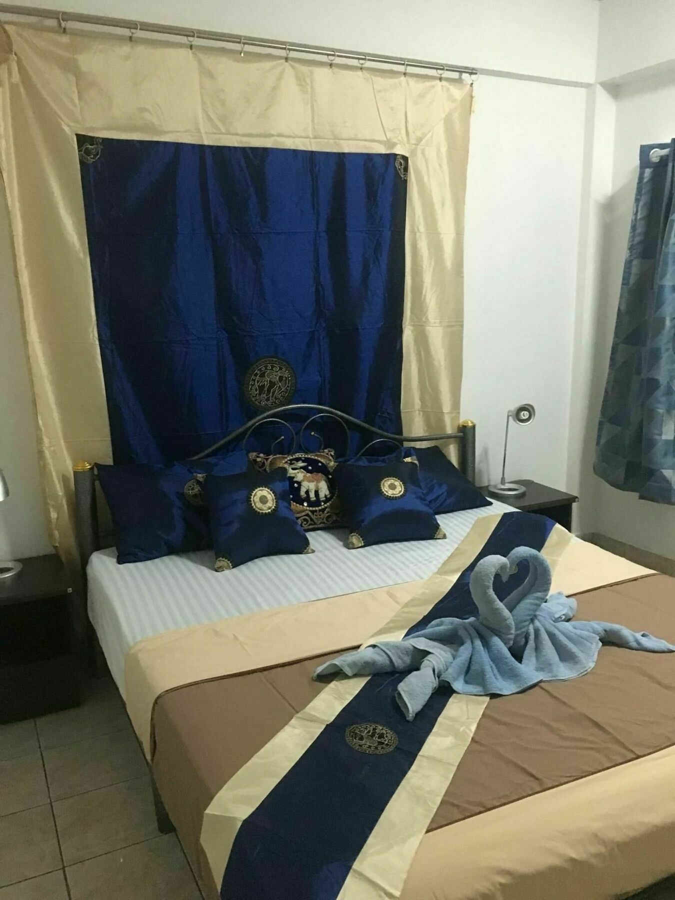 Bellmans Restaurant & Guesthouse Karon Bagian luar foto