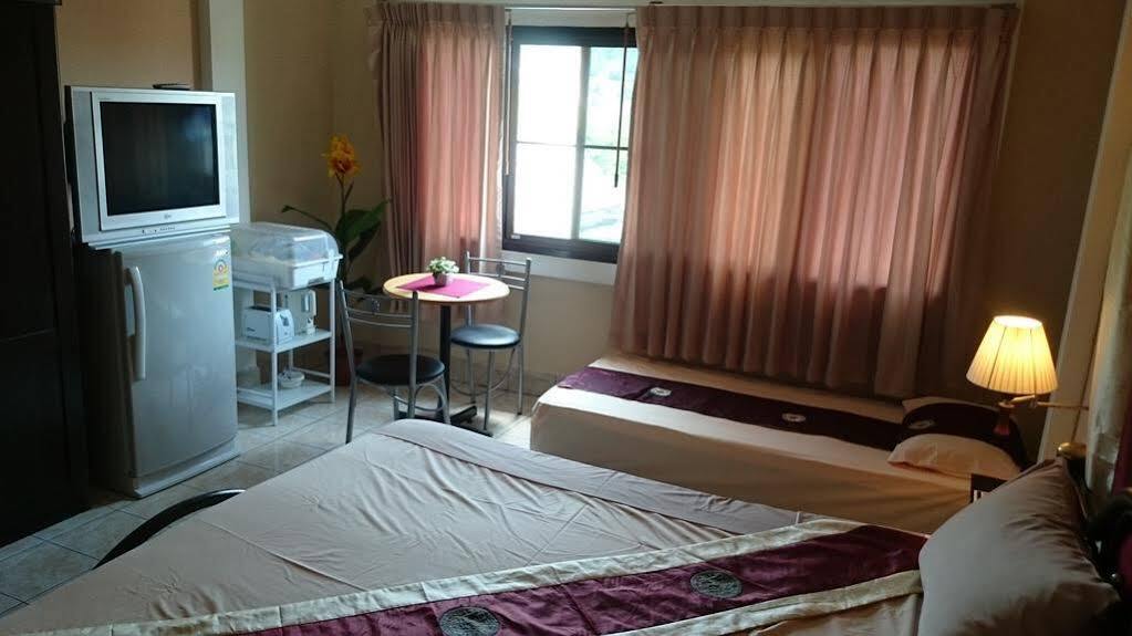 Bellmans Restaurant & Guesthouse Karon Bagian luar foto